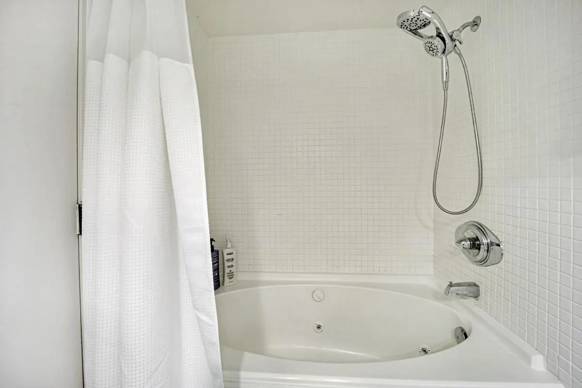 Apartment Stunning Resort! Steps To Pool, Hot Tub And Parking Honolulu