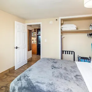 Apartment Gorgeous One Bedroom Bamboo Blocks From The, Honolulu