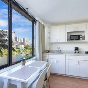 Apartment Hawaiian Monarch Upgraded Modern, Honolulu